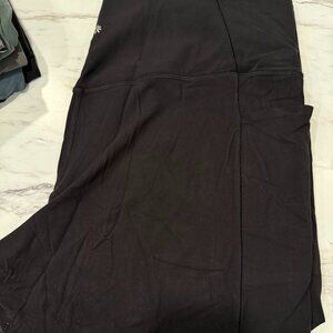 Athleta Black Salutation Stash 7/8 Leggings with pockets